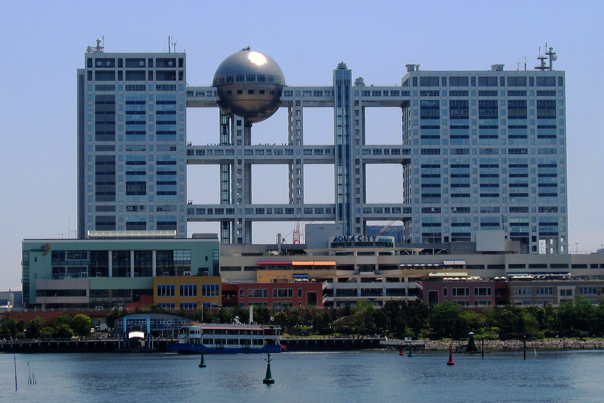 お台場のフジテレビ本社屋とアクアシティお台場