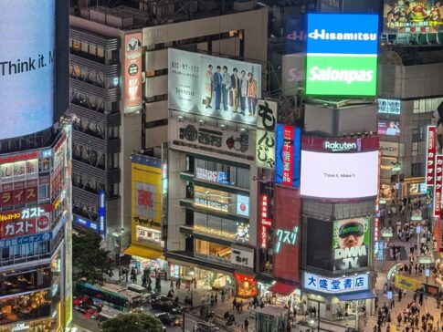 渋谷スクランブル交差点に掲出されたKis-My-Ft2のアルバム広告看板
