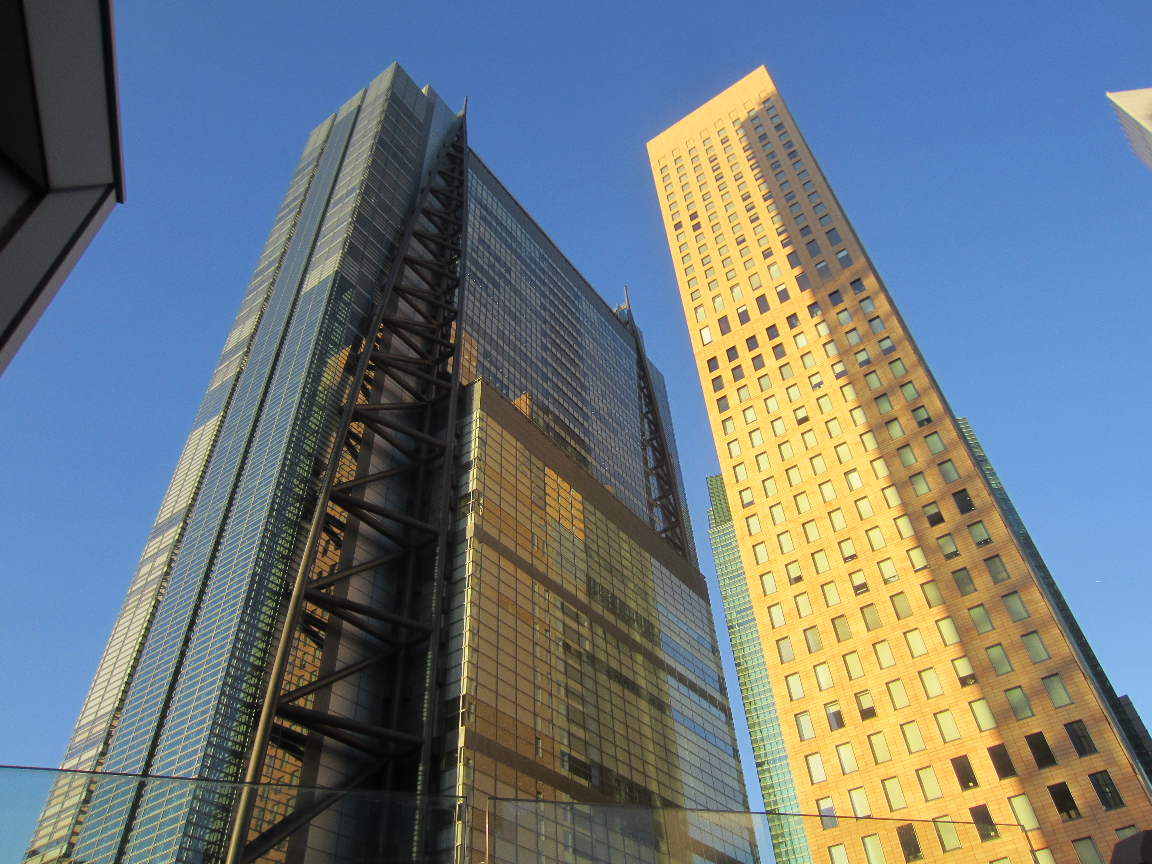 東京都港区汐留の日本テレビタワー。有吉の壁などを放送する日本テレビの本社ビル