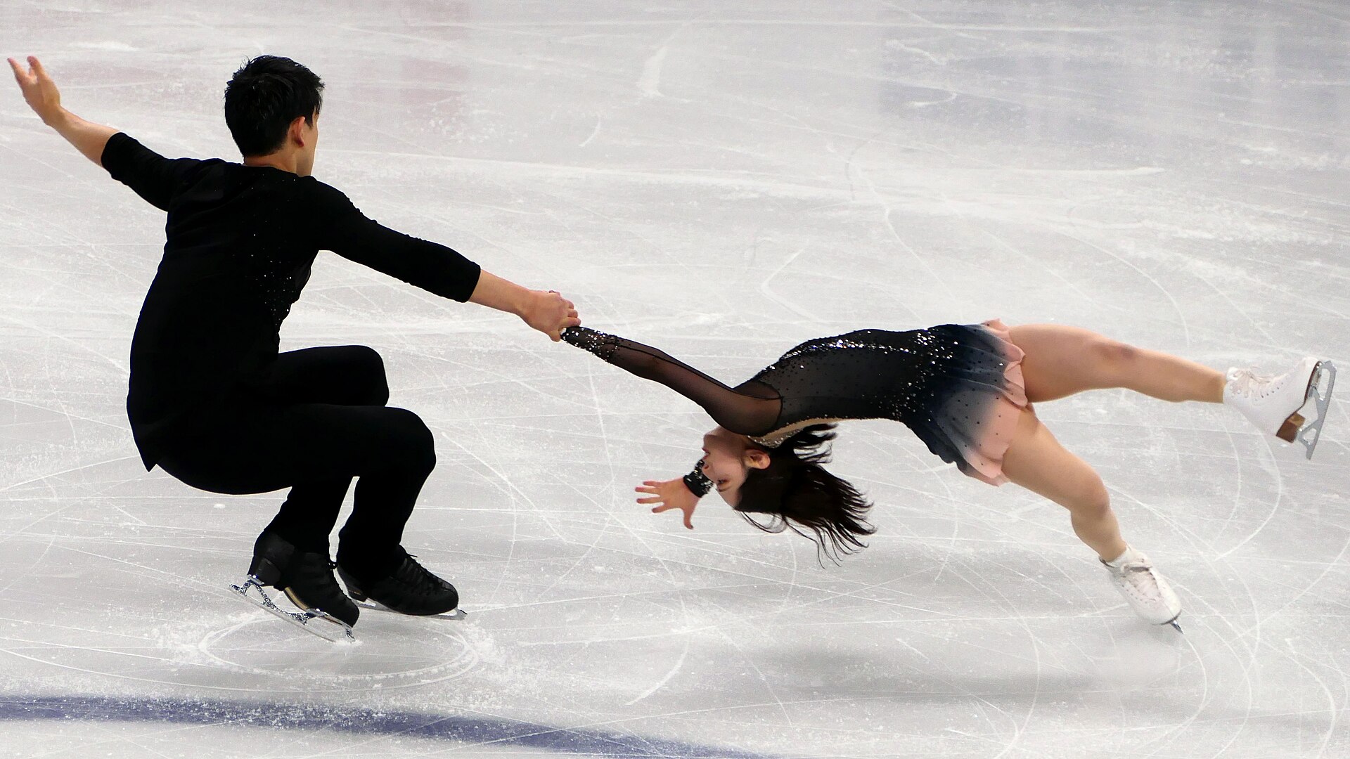 2024年世界選手権ペアフリーで演技する三浦璃来と木原龍一