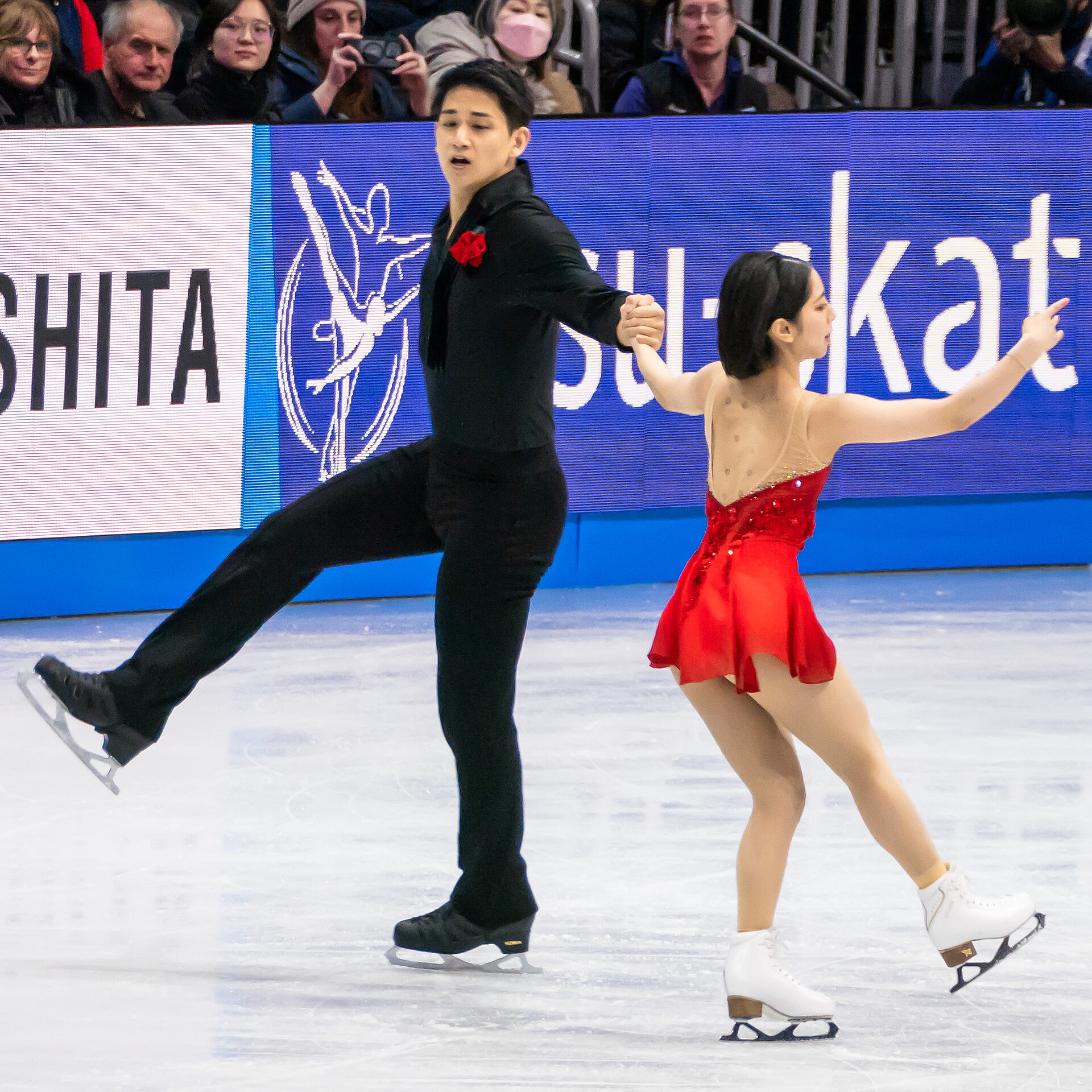 2025年世界選手権ペアフリーでスピンする三浦璃来と木原龍一