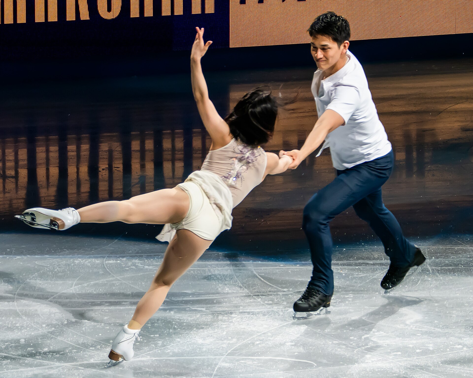 2025年世界選手権ガラで演技する三浦璃来と木原龍一