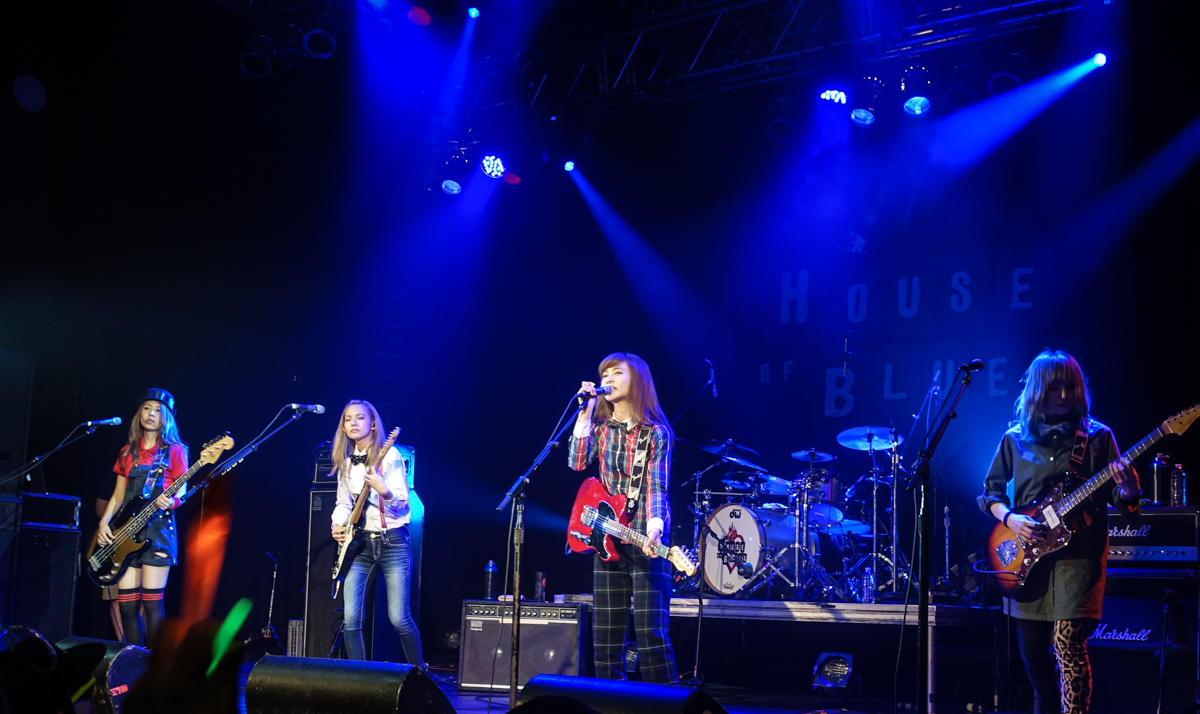 2015年HELLO WORLDツアーでAnaheimのステージに立つSCANDAL