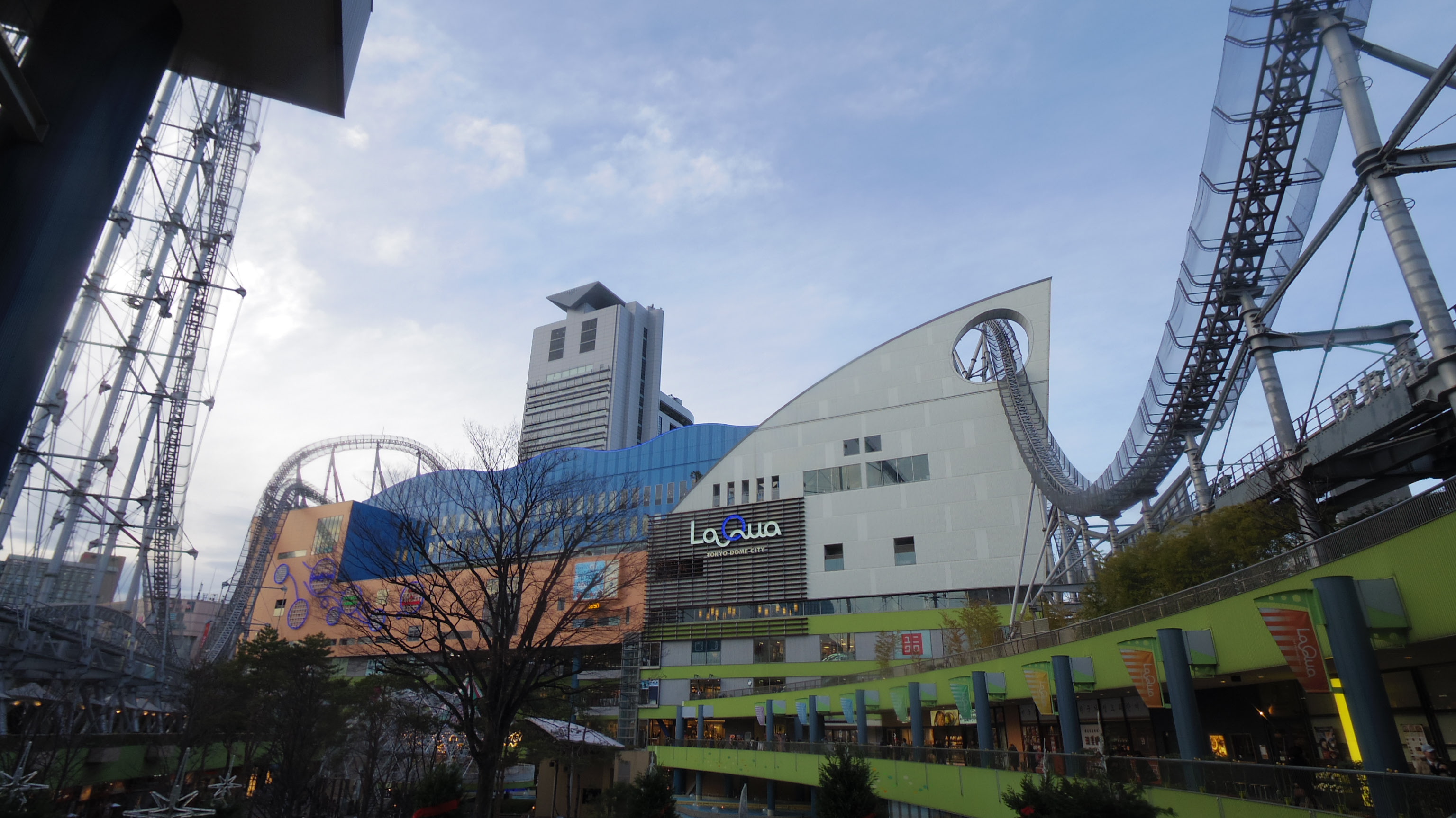 東京ドームシティのラクーア外観。スパ ラクーアが入る施設