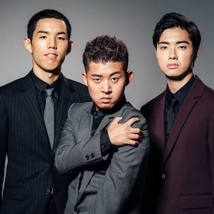 お笑いトリオ・四千頭身の公式プロフィール写真(ワタナベエンターテインメント)