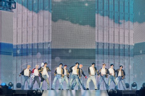 INIがファンに手を振る様子(ORICON)