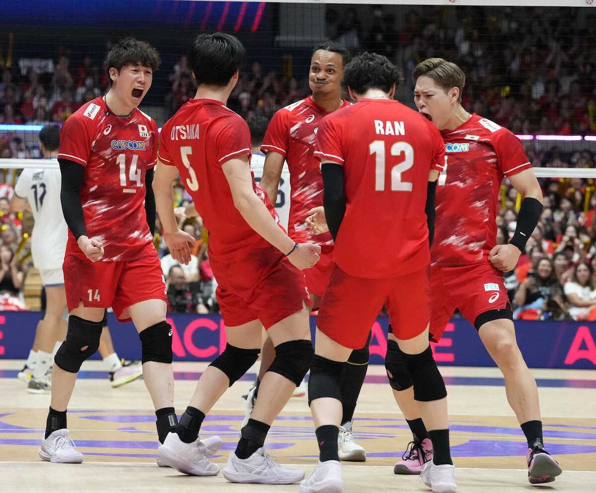 男子バレー日本代表のロス五輪出場を伝える報道写真