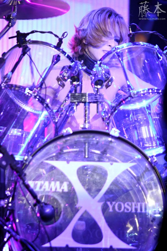 YOSHIKIがドラムを演奏する様子
